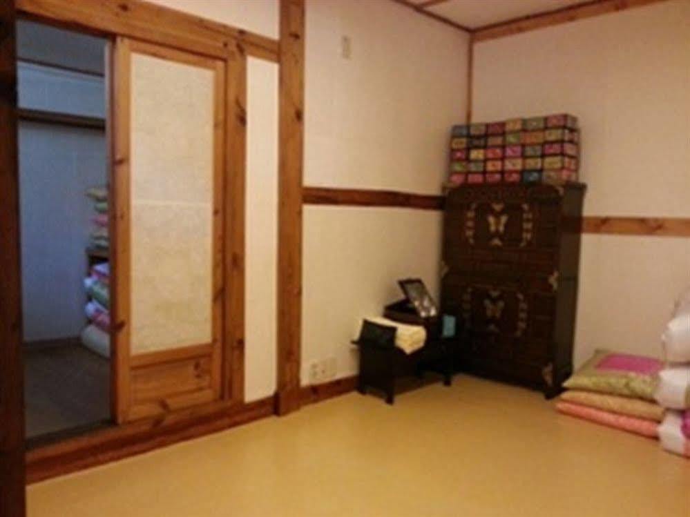 Bukchon Sarangchae Hanok Guesthouse Сеул Экстерьер фото